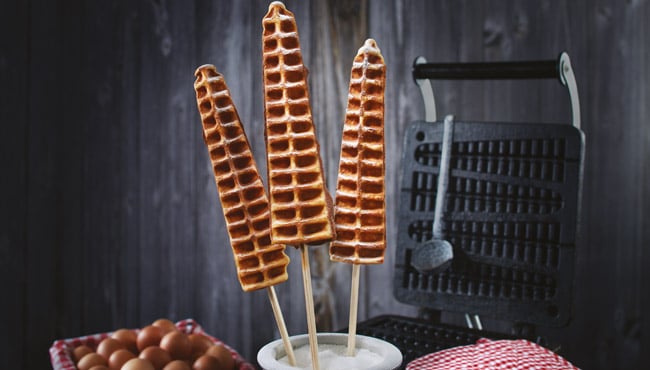 Wafel met chocolade coating en mini-choco’s op een stokje 