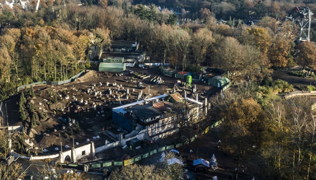 Deze drone-foto laat het baanverloop van de familie-achtbaan Max & Moritz zien. 