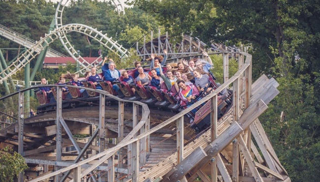 Een rit in de Efteling achtbaan Joris en de Draak.