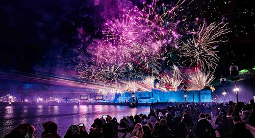Vuurwerk boven attractie Fata Morgana in de Efteling